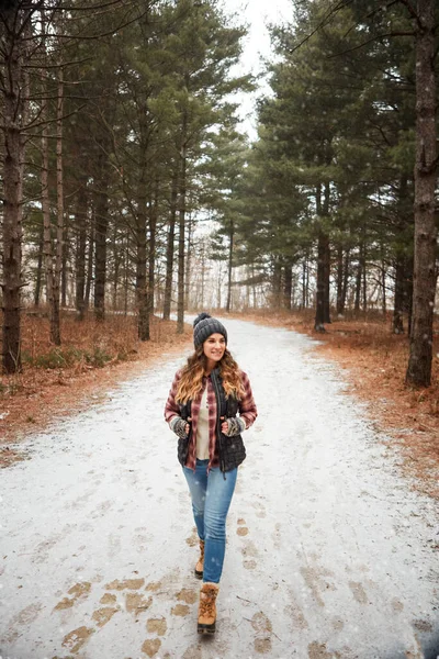 Andar Nesta Terra Verdadeiro Milagre Mesmo Uma Jovem Mulher Caminhando — Fotografia de Stock