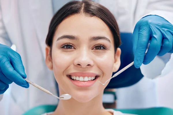 Tam Servis Için Hazırmış Genç Bir Kadın Dişçi Muayenehanesinde Mutlu — Stok fotoğraf