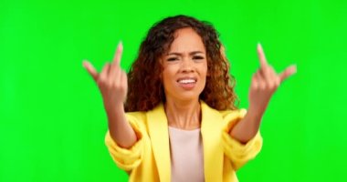 Kadın, stüdyo ve orta parmak, öfke, hayal kırıklığı ve mankenlik için yeşil ekranda. Kız, genç manken ve emoji elleri kızgın ifade, portre ve çatışma işareti ile taklit.
