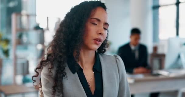 Bahu Sakit Kelelahan Dan Seorang Wanita Bisnis Kantornya Bekerja Pada — Stok Video