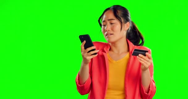 Kredi Kartı Sorunu Telefon Kadın Stüdyo Arka Planında Izole Edilmiş — Stok video
