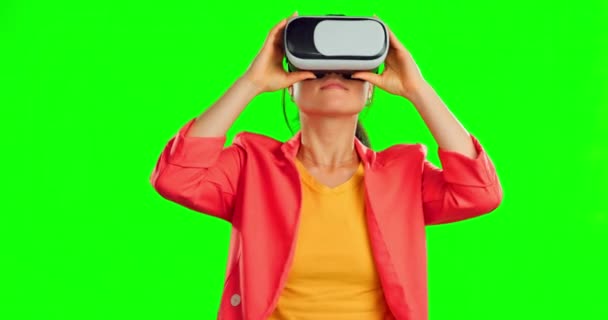 Vr护目镜 绿色屏幕和女性隔离在工作室背景的多样化 未来主义或3D用户体验 虚拟现实 高科技和有创造力的人 网络朋克或数字世界 — 图库视频影像
