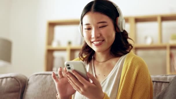 Teléfono Meme Chica Auriculares Las Redes Sociales Leyendo Contenido Línea — Vídeos de Stock