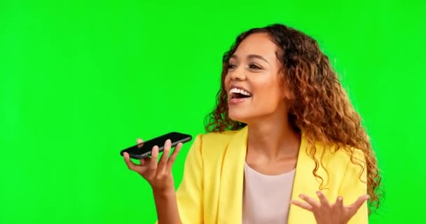 兴奋的电话和女人在工作室的绿色屏幕上 快乐的分享好消息 语音到文字或信息 演讲者 智能手机和女孩快乐 在孤独中庆祝升迁 — 图库视频影像