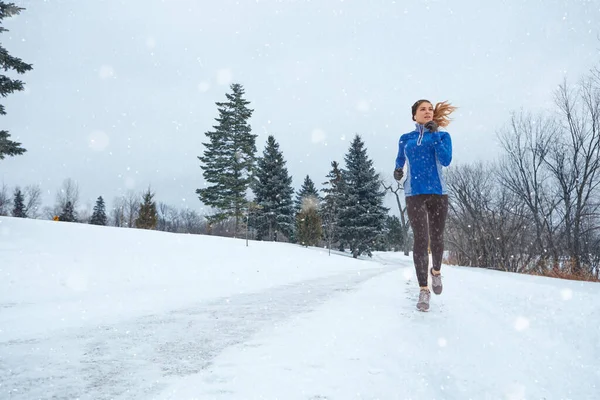 Koşu Vücudunu Isıtmak Için Ihtiyacın Olan Tek Şey Karda Koşarken — Stok fotoğraf