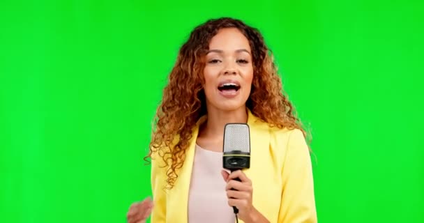 Зеленый Экран Микрофон Женское Лицо Изолированы Студийном Фоне Трансляции Презентации — стоковое видео