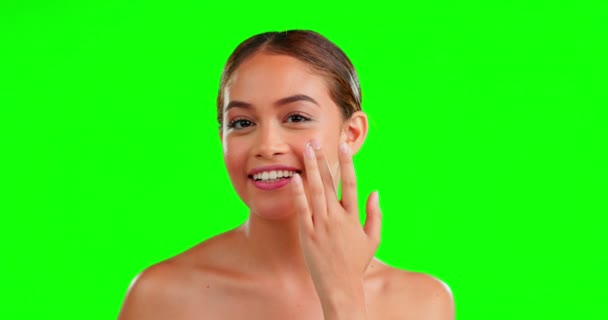 Tela Verde Creme Facial Mulher Feliz Estúdio Para Cuidados Com — Vídeo de Stock