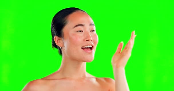 Красота Зеленый Экран Прикосновение Щелчок Женщиной Студии Удивленной Опцией Skincare — стоковое видео