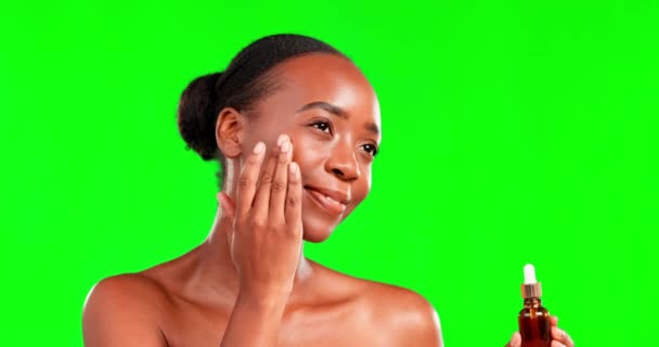 Skincare Tela Verde Mulher Negra Com Óleo Soro Produto Líquido — Vídeo de Stock