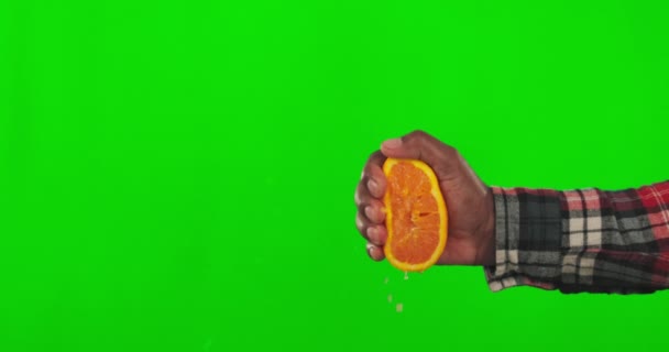 Zielony Ekran Sok Dłoń Ściskająca Pomarańczę Tle Studia Zdrowe Soczyste — Wideo stockowe