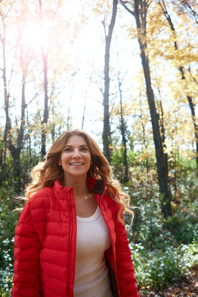 Sorrir Durante Outono Uma Jovem Mulher Atraente Floresta Durante Outono — Fotografia de Stock