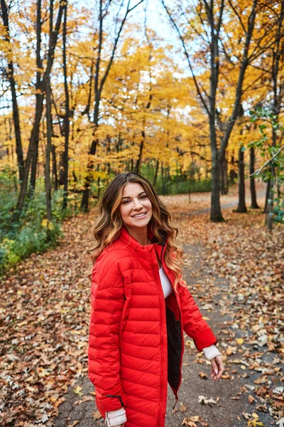 Outono Põe Sempre Sorriso Cara Retrato Recortado Uma Jovem Atraente — Fotografia de Stock