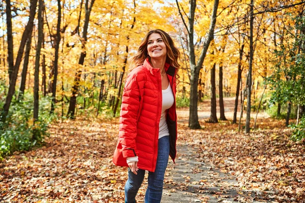 Всі Вони Посміхаються Цієї Осені Приваблива Молода Жінка Лісі Восени — стокове фото
