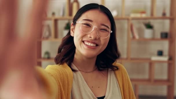 Portrét Selfie Nebo Asijské Ženy Mírovým Znamením Nebo Úsměv Domě — Stock video