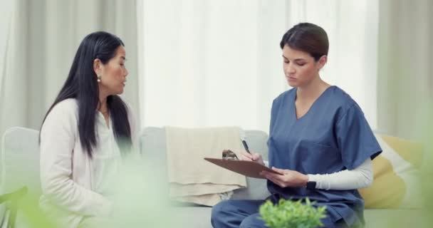 Schrijven Checklist Verpleegkundige Consulting Vrouw Medisch Rapport Resultaten Nieuws Revalidatie — Stockvideo