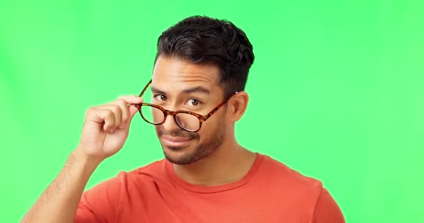 光学的意識 健康と健康のための緑の画面を持つスタジオで眼鏡 顔と男 ウィンク 浮気と肖像画のインドの男性モデルとともに眼鏡のためにアイケアバイクロマキー背景 — ストック動画