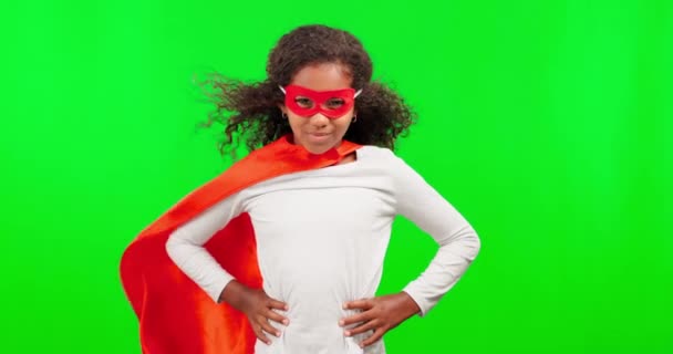 Portret Gerechtigheid Kinderen Met Een Superheldenmeisje Een Groene Achtergrond Studio — Stockvideo
