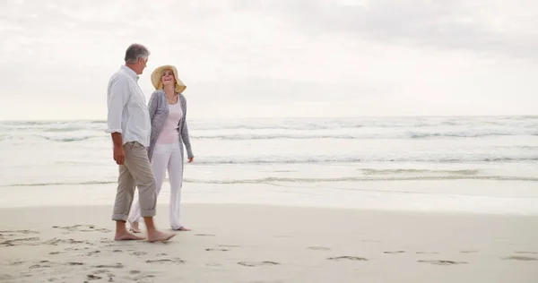 Gerçek Aşkın Yolu Mutlulukla Doludur Sevecen Yaşlı Bir Çiftin Kumsalda — Stok fotoğraf