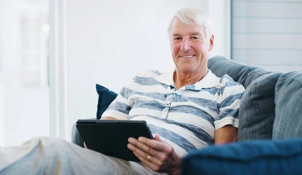 Подключитесь Комфортной Жизни Пожилой Человек Использующий Цифровой Планшет Диване Дома — стоковое фото