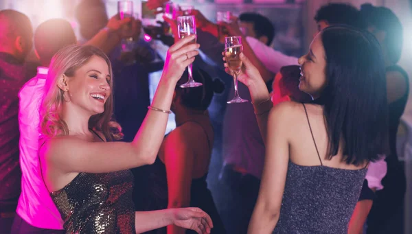 Dalunkat Játsszák Két Fiatal Koccintott Italukkal Miközben Egy Nightclubban Táncoltak — Stock Fotó