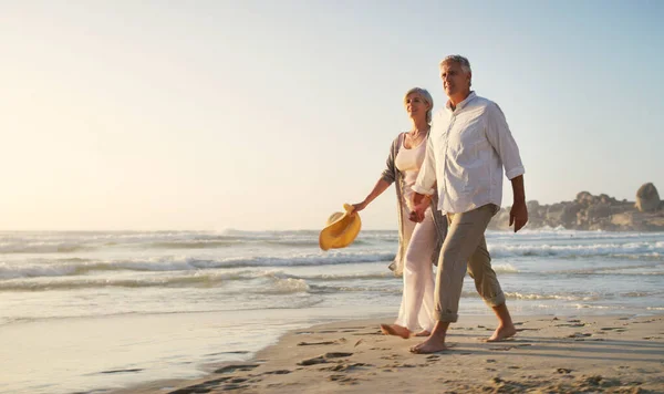 Gli Amanti Passeggiano Lungo Spiaggia Scatto Completo Una Coppia Anziana — Foto Stock