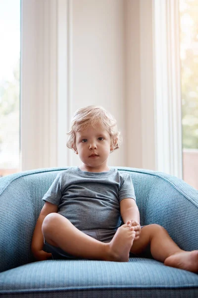 Demasiado Adorable Para Las Palabras Retrato Adorable Niño Jugando Sentado —  Fotos de Stock