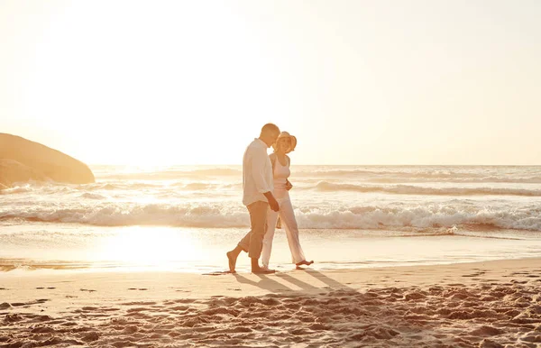 浪漫永远不会老 黄昏时分 一对中年夫妇手牵手在海滩上散步 拍了全长照 — 图库照片