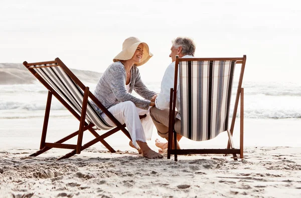 Daha Aşık Oluyorum Şefkatli Orta Yaşlı Bir Çiftin Plajda Dinlenirken — Stok fotoğraf