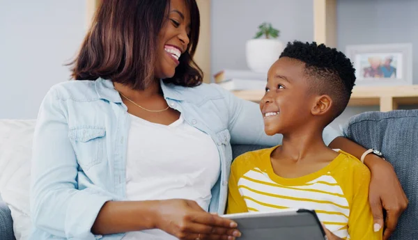 Den Digitala Sidan Underhållning Bedårande Liten Pojke Som Använder Digital — Stockfoto