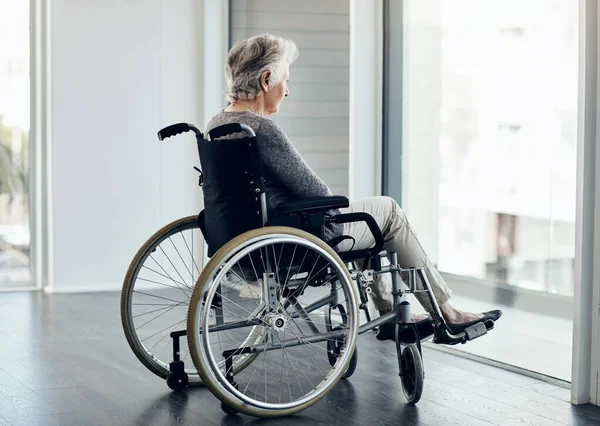 Jej Ulubione Miejsce Starsza Kobieta Wygląda Troskliwie Siedząc Wózku Inwalidzkim — Zdjęcie stockowe