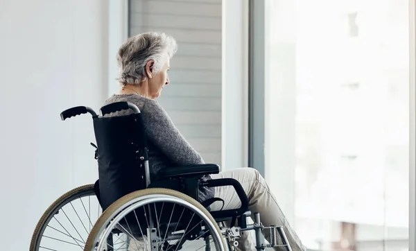 Chcę Być Prostu Sama Starsza Kobieta Wygląda Troskliwie Siedząc Wózku — Zdjęcie stockowe