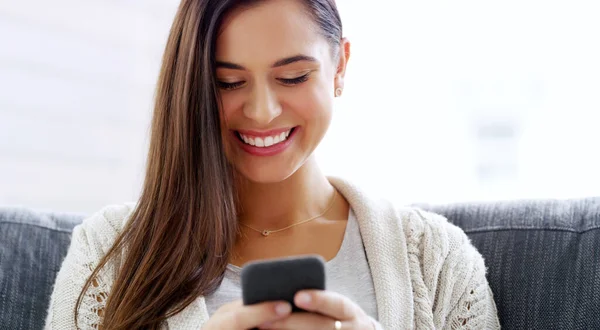 Smile Face Says All Attractive Young Woman Using Her Cellphone — Stock Photo, Image