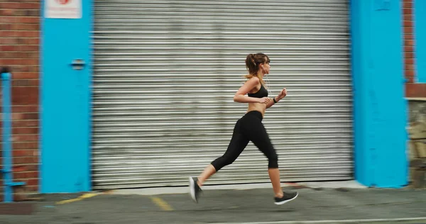 Bir Sonraki Maratonuma Hazırlanıyorum Çekici Bir Genç Kadının Spor Kıyafetlerini — Stok fotoğraf