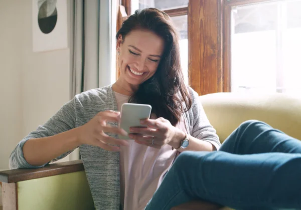 Cant Believe Just Texted Back Attractive Young Woman Smiling While — Stock Photo, Image