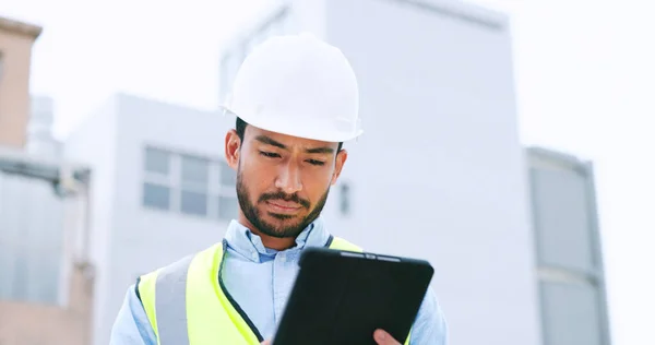 Bouwvakker Met Een Digitale Tablet Tijdens Inspectie Georganiseerde Mannelijke Ingenieur — Stockfoto