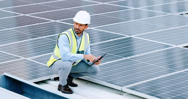 Young Engineer Contractor Inspecting Solar Panels Roof City One Confident — Φωτογραφία Αρχείου