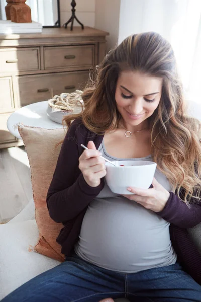 Desayuno Con Bebé Una Atractiva Joven Embarazada Desayunando Sentada Sofá — Foto de Stock