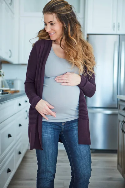 Verwacht Het Een Aantrekkelijke Jonge Zwangere Vrouw Staan Haar Keuken — Stockfoto