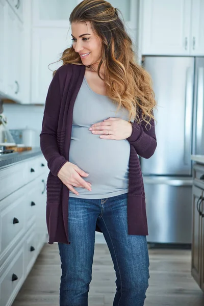 Elle Attend Une Jolie Jeune Femme Enceinte Debout Dans Cuisine — Photo