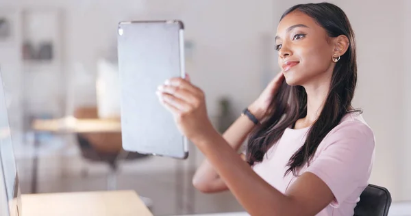 Wanita Muda Yang Bahagia Selfie Dengan Tablet Digital Sambil Bersantai — Stok Foto