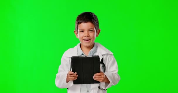 Dziecko Lekarz Twarz Tabletka Zielonym Ekranem Studio Odizolowane Tle Makiety — Wideo stockowe