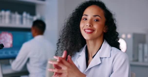 Forskare Kvinna Laboratorium Och Ansikte Med Leende Medicinsk Forskning Och — Stockvideo
