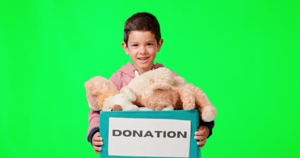 スタジオでの慈善 ボランティア コミュニティサービスのためのおもちゃ箱付きの緑の画面 寄付と子供 パッケージ 小包とテディベアを持つ男の子のモックアップ サポート 肖像画を助けるNgoボランティア — ストック動画