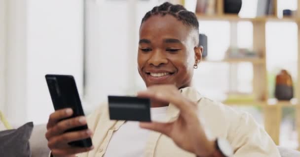 Telefon Kredi Kartı Siyah Adam Online Alışveriş Yapıyor Ödeme Dijital — Stok video