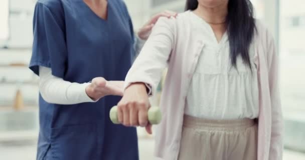 Femeie Pacient Fizioterapie Gantere Asistentă Medicală Reabilitare Mușchilor Suport Senior — Videoclip de stoc