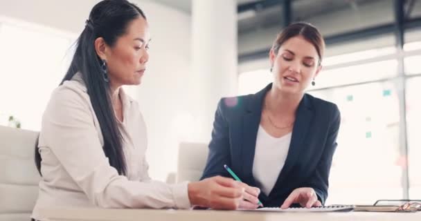 Conseillère Financière Contrat Conformité Femmes Affaires Dans Cadre Une Consultation — Video