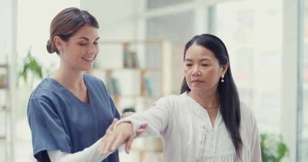 Fysiotherapeut Arts Aziatische Vrouw Stretching Arm Gezondheidszorg Overleg Voor Blauwe — Stockvideo