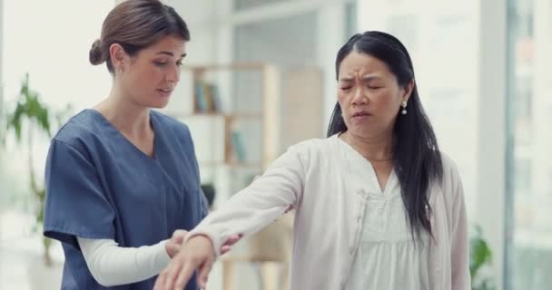 Physiotherapie Frau Und Klient Mit Schmerzen Verletzungen Und Genesung Mit — Stockvideo
