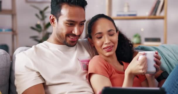 Αγάπη Χαλαρώστε Και Ζευγάρι Στον Καναπέ Ψηφιακή Ταμπλέτα Ευτυχισμένη Και — Αρχείο Βίντεο