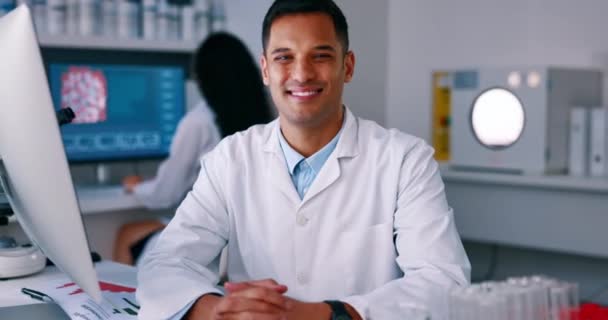 Cientista Homem Laboratório Rosto Feliz Com Pesquisa Médica Inovação Com — Vídeo de Stock